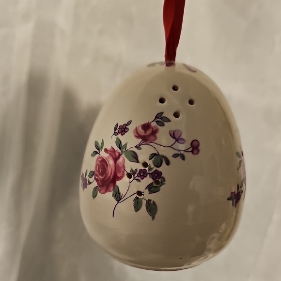 Floral Ceramic Potpourri Ornament with Red Ribbon - Picture 6 of 8